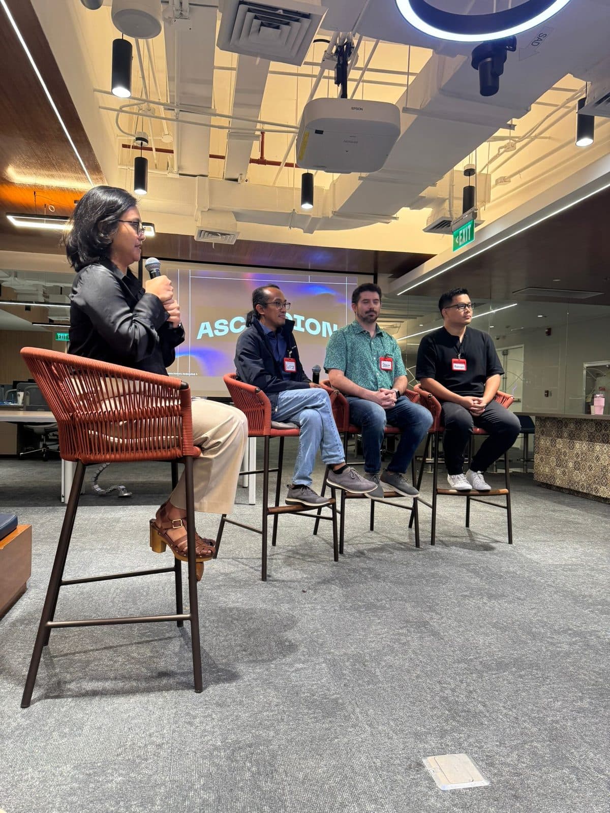 Rosselle Mabunga moderating the eHeads 19 panel