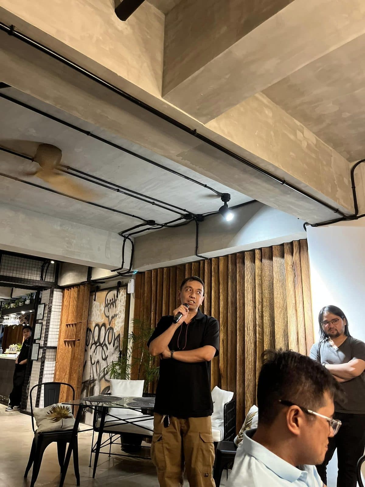 A speaker addressing the room at eHeads 5