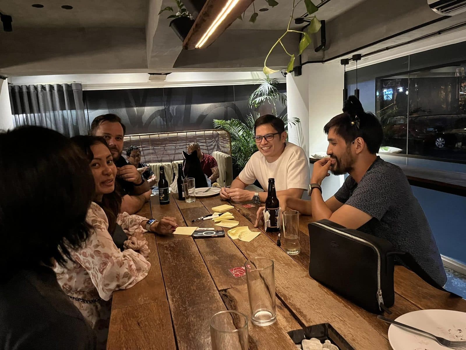 Attendees in conversation at an eHeads 5 table