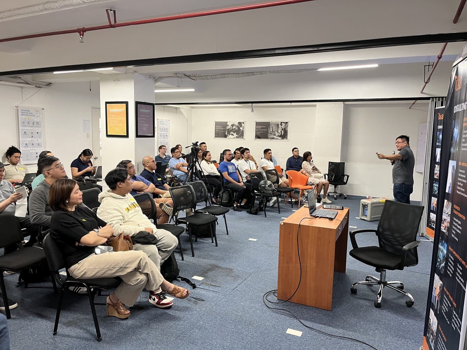 A full room at eHeads 11 in Legazpi Village
